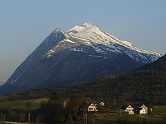 Høgetinden summit, Uskedalen