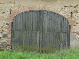 Čeština: Vrata v Dobkovičkách. Okres Litoměřice, Česká republika. English: Wooden gate at Dobkovičky village, Litoměřice District, Czech Republic.