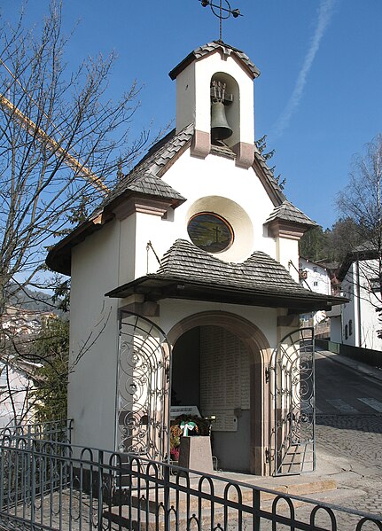 File:Gefallenenkapelle.jpg