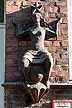 Deutsch: Siedlingsbau Ophagen 25 in Hamburg-Altona-Nord: Figur rechts neben dem Eingang. This is a photograph of an architectural monument. It is on the list of cultural monuments of Hamburg, no. 15372.