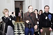 Uczestnicy Zachęty do Wikipedii zwiedzają wystawę czasową "Postęp i higiena"