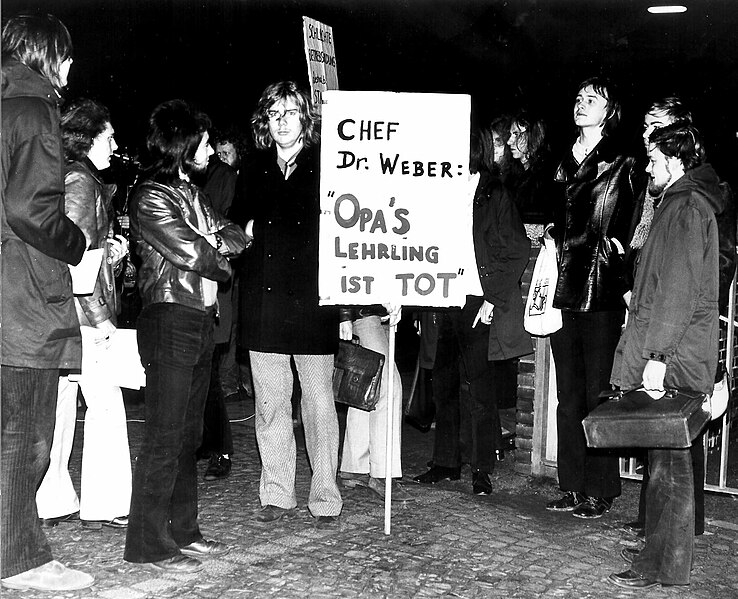 File:Demonstration vor Betrieb Hamburg 1970.jpg