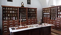 Čeština: Stará lékárna v muzeu na zámku v Polné, okres Jihlava, kraj Vysočina. English: Old pharmacy in the museum in Polná Castle, Polná, Jihlava District, Vysočina Region, Czech Republic.