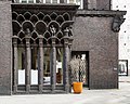 Deutsch: Kontorhaus Chilehaus in Hamburg-Altstadt: Arkaden von Richard Kuöhl an der Straße Pumpen. This is a photograph of an architectural monument. It is on the list of cultural monuments of Hamburg, no. 29133.