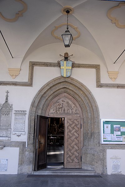 File:Basilika Absam, Portal.JPG