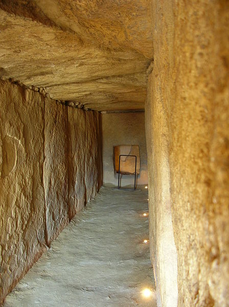 File:Dolmen de Viera intérieur.JPG