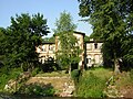 Polski: Zabytkowy budynek nad Iławką (ul. Ostródzka 2). English: Still existing building at 2 Ostródzka Street, behind the weir on the Iławka River. Deutsch: Das bestehende Wohngebäude an der Osteroder Straβe 2, hinter dem Wasserbau auf dem Fluss Eylenz.