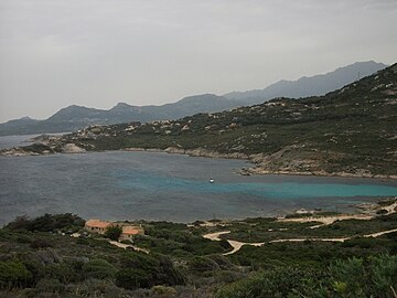 ein Blick im trüben November von der Halbinsel Revellata nach Calvi