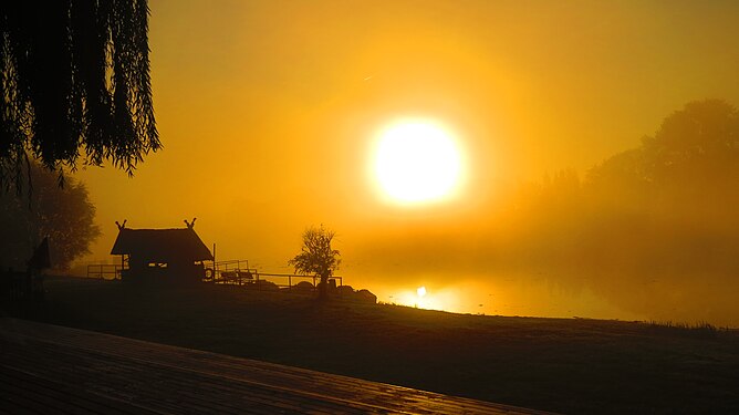 Sunrise in yellow at the lake