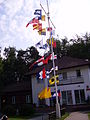 English: flag in front of the Port Authority Polski: flagi przed Kapitanatem Portu