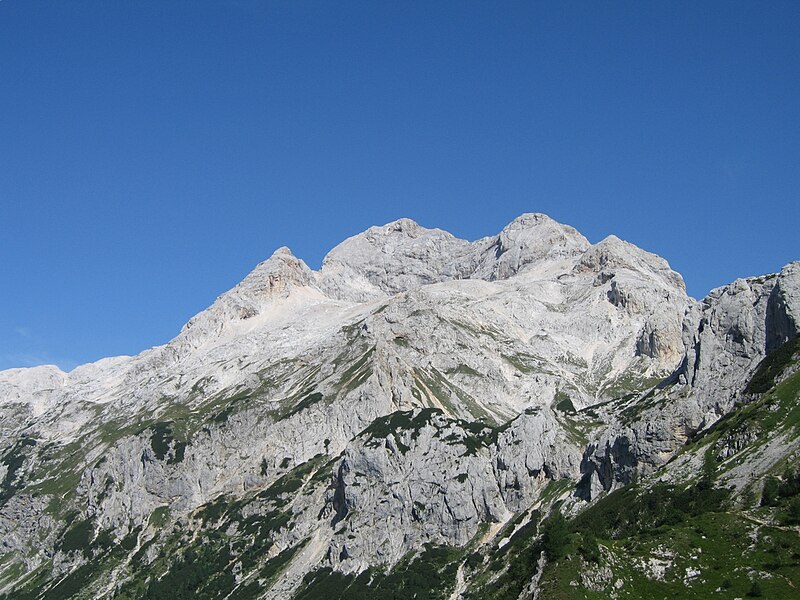 File:Triglav iz Vodnikovega doma.JPG