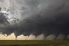 First place: Evolution of a Tornado: Composite of eight images shot in sequence as a tornado formed in Kansas. – Atribut: JasonWeingart (CC BY-SA 4.0)