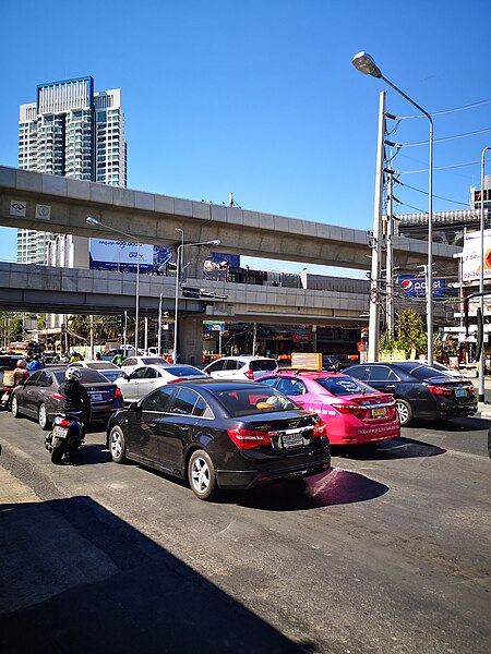 File:Ratchayothin Intersection.jpg