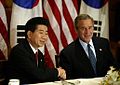 English: with GW Bush, October 2003 한국어: 2003년 10월 조지 부시 미국 대통령과 함께