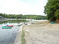 Un quai et un petit port de plaisance sur la rive gauche de la ria du Bélon juste en amont de l'anse de Sainte-Thumette.