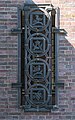 Deutsch: Das Neue Krematorium auf dem Friedhof Ohlsdorf in Hamburg-Ohlsdorf: Keramische Kreisornamente von Richard Kuöhl (Südflügel rechts). This is a photograph of an architectural monument. It is on the list of cultural monuments of Hamburg, no. 29622.