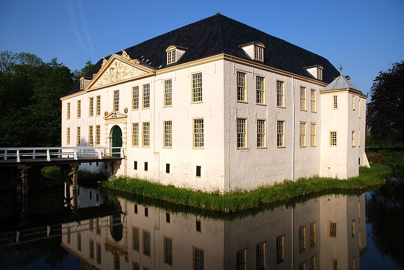 File:Norderburg (Dornum) Hauptgebaeude.jpg