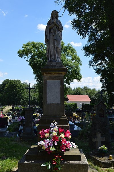 File:Gdow Cemetery 57.jpg