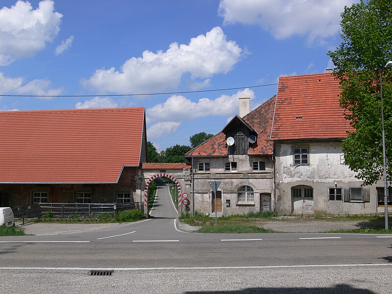 File:Treherz Hof mit Tor.jpg