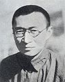 1935年1月，遵义会议,肯定了毛泽东同志的马克思列宁主义的军事路线，通过了《中央关于反对敌人五次“围剿”的总结决议》；改组了中央领导机构，成立了有毛泽东、周恩来、王稼祥参加的三人小组，负责军事指挥，推选张闻天为总书记，主持党中央的日常工作。从此，结束了王明路线在党中央的统治，确立了毛泽东同志在全党、全军的领导地位。