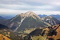 Thaneller (Lechtaler Alpen) und Achseljoch. Dahinter Ammergauer Alpen