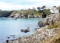 L'entrée de la ria de Brigneau vue depuis la rive est ; le bâtiment en ruine est une ancienne conserverie 1.