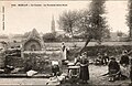 La fontaine Saint-Roch et, à l'arrière, le clocher de l'église paroissiale (carte postale Villard).