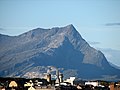 House roofs and the mountain of Sandhornet Sandhornet i Gildesskål kommune, med hustak i forgrunnen