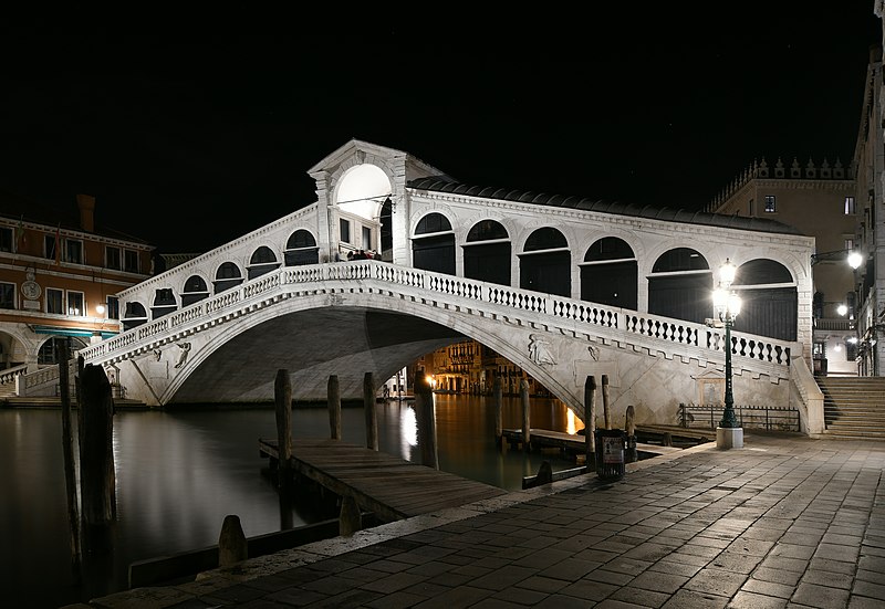 File:Rialto Bridge at night1.jpg