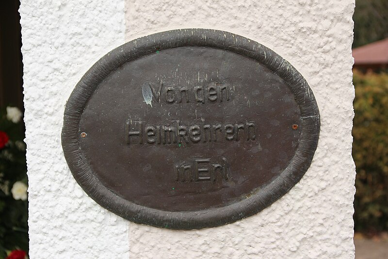 File:Kriegerdenkmal, Erl 07.JPG