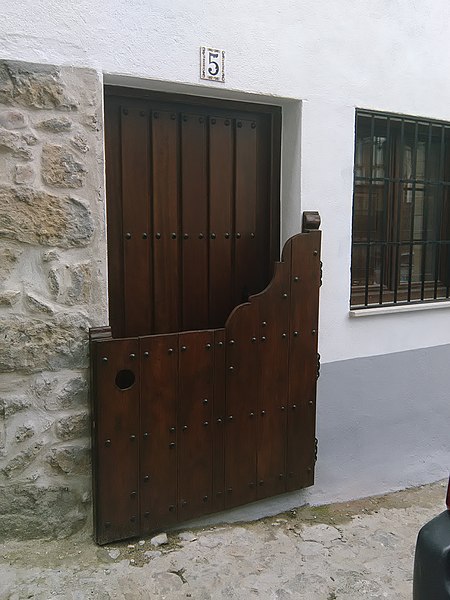 File:Batipuerta en Candelario 002.jpg