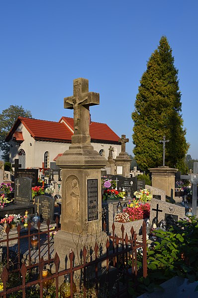 File:Gdow Cemetery 79.jpg