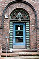 Deutsch: Eingang des Siedlungsbaus Dohlenweg 23 in Hamburg-Barmbek-Nord. This is a photograph of an architectural monument. It is on the list of cultural monuments of Hamburg, no. 21272.