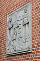 Deutsch: Relief am Siedlungsbau Lenhartzstraße 33 in Hamburg-Eppendorf. This is a photograph of an architectural monument. It is on the list of cultural monuments of Hamburg, no. 20277.