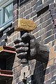 Deutsch: Kontorhaus Sprinkenhof in Hamburg-Altstadt: Goldener Hammer von Ludwig Kunstmann. This is a photograph of an architectural monument. It is on the list of cultural monuments of Hamburg, no. 29135.