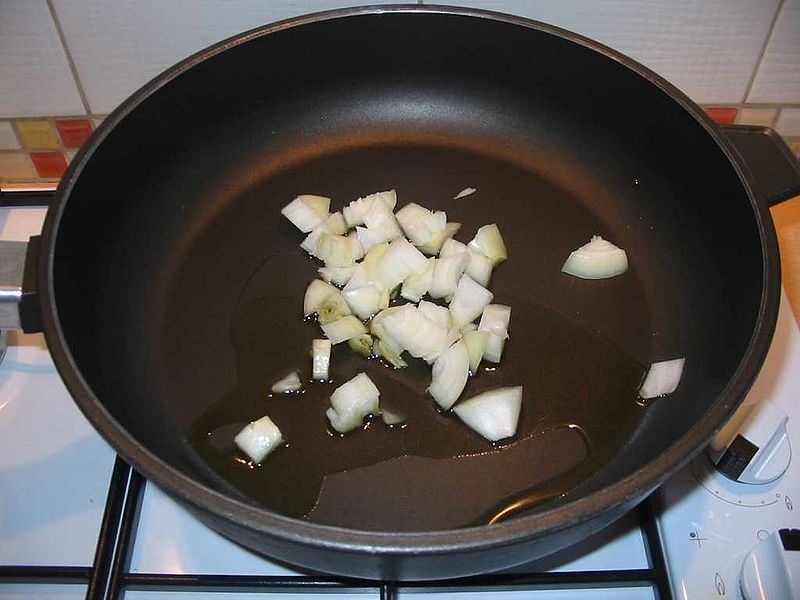 File:Preparation rissoto saumon(oignon).jpg