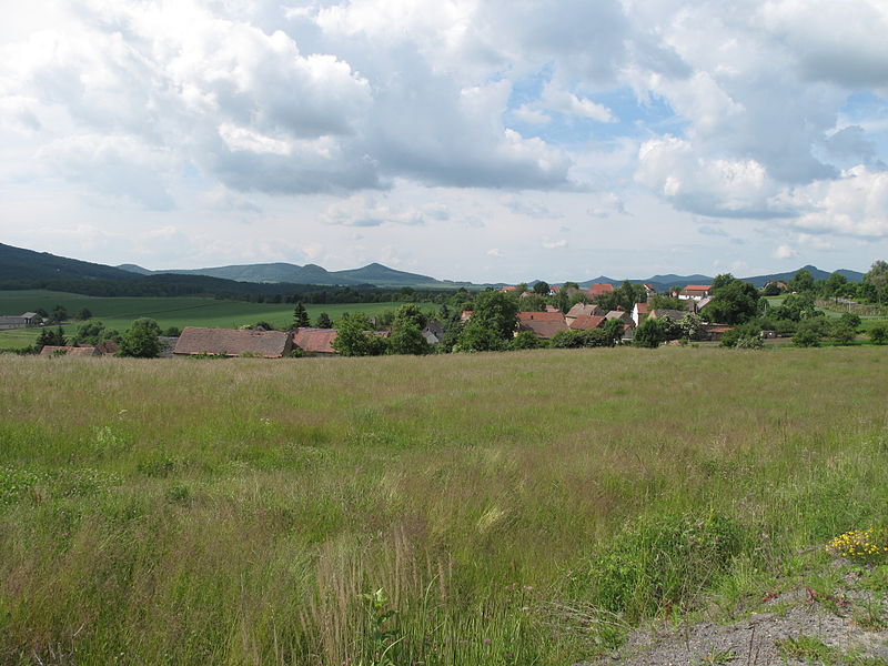 File:Dobkovičky, pohled od severu.jpg