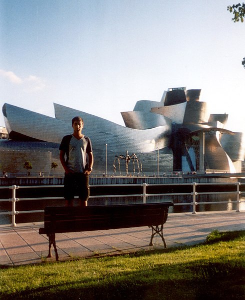 File:Io al Guggenheim di Bilbao.jpg