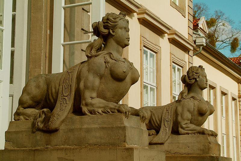 File:Sphinxe am Wallmodenpalais im Palaisgarten.jpg