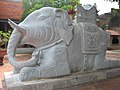 Một con voi bằng đá phục trước chính điện. A stone elephant in the front of the main hall.