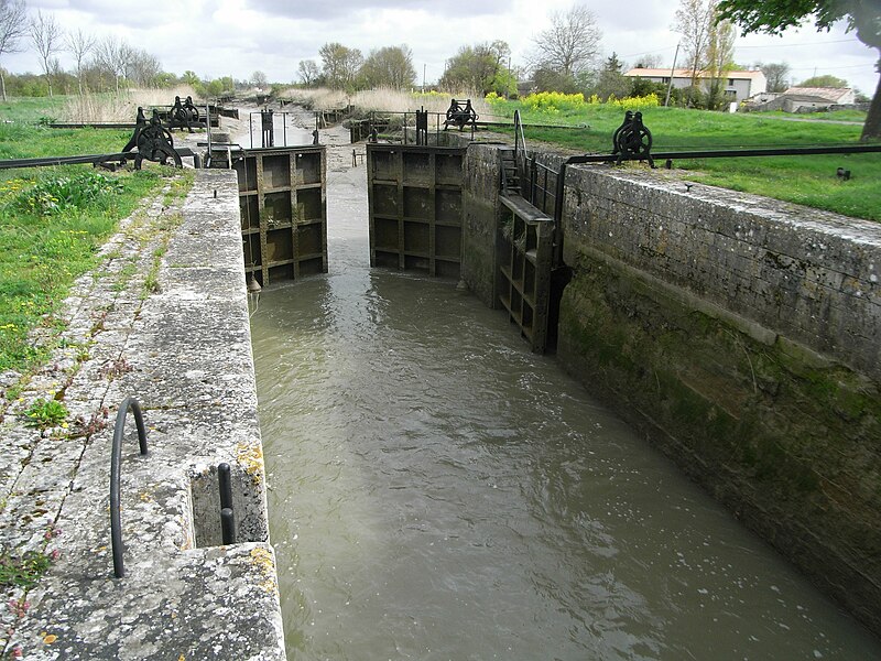 File:Canal Charente-Seudre 012.jpg