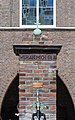 Deutsch: Brunnen mit Keramiken von Richard Kuöhl im Hof der Heilandskirche in Hamburg-Uhlenhorst. This is a photograph of an architectural monument. It is on the list of cultural monuments of Hamburg, no. 30988.