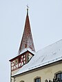 Kirchturm der Oswaldkirche im Winter