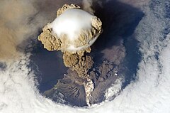 Üçüncü yer: Sarychev Peak Volcano erupts June 12, 2009, on Matua Island (North Kuril Islands) (POTD) – Credit: Original photo by NASA, uploaded on Flickr by user John, derivative work by The High Fin Sperm Whale. (CC-BY-SA‑2.0)