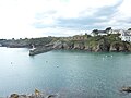 L'entrée de la ria de Brigneau vue depuis la rive est ; le bâtiment en ruine est une ancienne conserverie 2.