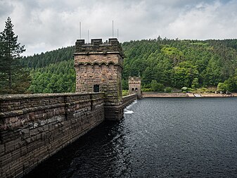 English: Derwent Dam seen from the eastern shore of Upper Derwent Reservoir, Peak District National Park.