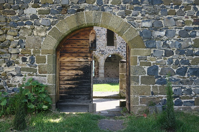 File:Chanteuges Prieuré Cloister WSide Gate.jpg