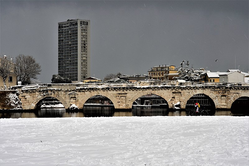 File:Il ponte di Tiberio innevato.jpg