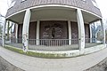 Deutsch: Loggia an der Turnhalle der Schule Lämmersieth in Hamburg-Barmbek-Nord mit der Plastik Mädchen mit Krug und Blume von Richard Kuöhl. This is a photograph of an architectural monument. It is on the list of cultural monuments of Hamburg, no. 22937.