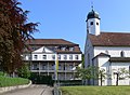 Ehemaliges Gästehaus des Klosters und ehem. Klosterkirche (heute Pfarrkirche St. Johannes Baptist)